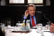Schwester Hanna platzt in den Sitzungssaal und erzählt von Bürgermeister Wöllers (Fritz Wepper) Plänen.