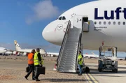 Die Lufthansa-Piloten Matthias Sode und Richard Lenz überführen die erste A380 vom Abstellplatz in der Halbwüste von Teruel in Spanien zurück zur Flugwerft nach Frankfurt.