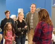 (v.li.): Daniel DiMaggio (Oliver Otto), Julia Butters (Anna-Kat Otto), Meg Donnelly (Taylor Otto), Diedrich Bader (Greg Otto), Katy Mixon (Katie Otto).