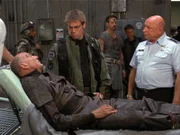 Der verletzte Jacob (Carmen Argenziano, li.) wird ins SGC gebracht. General Hammond (Don S. Davis, re.) und Daniel (Michael Shanks, mi.) wollen wissen was mit Sam geschehen ist...