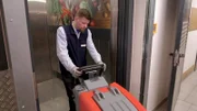 S02E32: Neuzugang Markus kämpft mit der streikenden Orangenpresse, einer widerspenstigen Putzmaschine und seinem Single-Dasein.