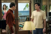 Charlie (Charlie Sheen, r.) verbietet Alan (Jon Cryer, M.) die Balkontüre zu offen, da Rose (Melanie Lynskey, r.) dort schon wieder auf der Lauer nach ihm ist ...