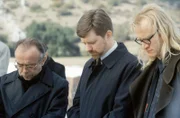 Frohike (Tom Braidwood, l.), Byers (Bruce Harwood, M.) und Langly (Dean Haglund, r.) trauern um Mulder.