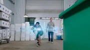 Zac (Chai Romruen, li.) experimentiert mit dem Dreizack. Er möchte dessen Kräfte herausfinden. Cam (Dominic Deutscher, re.) schaut begeistert zu.