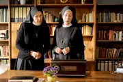Die Mutter Oberin (Gaby Dohm, li.) erwicht Schwester Felicitas (Karin Gregorek) beim Computerspiel.