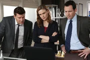 Booth (David Boreanaz, l.) und Brennan (Emily Deschanel) erhoffen sich von dem Chef des Opfers, Dr. Richard Burke (Larry Sullivan), Hinweise auf Abby Briggs' Mörder.