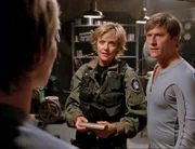 Carter (Amanda Tapping, mi.) und Jonas (Corin Nemec, re.) haben herausgefunden, dass Kianna (Emily Holmes) einen Symbionten in sich tr%gt...