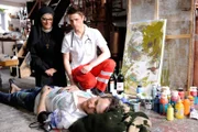 Leo wird ins Krankenhaus gebracht (v.li.: Andrea Sihler, Mario Schütz, Sebastisn Weber).