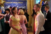 Sue (Eden Sher, l.), Date Darrin (John Gammon, r.)