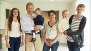 Marion (44) und Wolfgang (47) mit den Kindern Lena (16), Manuel (15) und den Zwillingen Tom und Luca (3), der am Down-Syndrom leidet