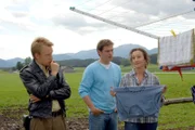 Rosenheim-Cop Christian Lind (Tom Mikulla, m.) und Polizist Mohr (Max Müller) haben eine Idee, aber Gabriele Finkenzeller (Konstanze Breitebner) zerstreut ihre Vermutungen im Wind.