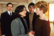 Die Tochter von Anna Engelhardts (Charlotte Schwab, 2.v.li.) Freundin Beate Schwarz (Franziska Stavjanik) wurde entführt. Gemeinsam mit Beates Mann Vincent (Tobias Langhoff, 2.v.re.) und dem Anwalt Haak (Thomas Mehlhorn) warten sie auf einen Anruf des Entführers...
