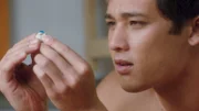 Zac (Chai Romruen) hat im Meer einen Ring gefunden. Noch weiß er nicht, dass es ein Mondring ist.