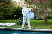 Anja (Karin Thaler) fischt im Pool nach den Habseligkeiten des Opfers.