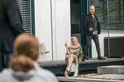 Zur beschwipsten Hausherrin Sandra Joschek (Friederike Ott, 2.v.l.) gesellt sich ihr Mann Bert (Simon Licht, r.). Sie nimmt dank des Champagners, den Leichenfund gelassen hin.
