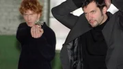 Hartmut (Niels Kurvin, li.) hat es geschafft, Beck (Martin Rapold) zu überwältigen und ihm die Waffe abzunehmen...