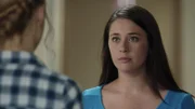 Evie (Gemma Forsyth, re.) ist genervt und irritiert. Was will Lyla (Lucy Fry, von hinten) nun schon wieder von ihr?