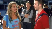 Skeptisch beobachtet Alex (Wolke Hegenbarth, Mi.) ihre Freundin Claudia (Nora Binder). Zu ihrer großen Verblüffung scheint sie die Trennung von Carsten (Bastian Sierich) sehr locker zu nehmen und ist bestens gelaunt...