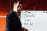 Ein unbekanntes Virus infiziert in der Säuglingsabteilung sechs Neugeborene. Um das Leben möglichst vieler der erkrankten Babys retten zu können, müssen Dr. House (Hugh Laurie) und sein Team tragische Entscheidungen fällen¼