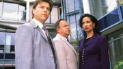 Wolniak (Uwe Fellensiek, l.) und Kehler (Wolfgang Bathke) fragen sich, was Isabella Nogara (Karin Boyd), die Chefsekretärin und Geliebte von Palme, mit dem Fall Palme zu tun hat. Weiss sie mehr?