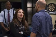 Gina Linetti (Chelsea Peretti, l.); David Cathertaur (Paul Scheer, r.)