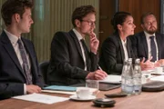Krisensitzung: Mikkel Boe Følsgaard als Asger Holm Kirkegaard (2.v.l.), Sidse Babett Knudsen als Birgitte Nyborg (2.v.r.), Magnus Millang als Rasmus Gren Lundbæk (r.)