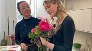 Viebi und Lena entdecken eine kleine Schnecke auf einer Blüte.