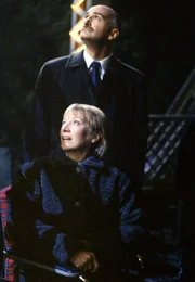Quiet Willy (Willy Ross, hinten), der dem Konsortium angehört, soll Cassandra Spender (Veronica Cartwright, vorne), die behauptet, mehrfach von Außerirdischen entführt worden zu sein, töten. Doch dann wird Cassandra wieder entführt ...