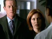 Doggett (Robert Patrick, l.) und Scully (Gillian Anderson, r.) werden in Montana mit einem übel zugerichteten Entführungsopfer konfrontiert.