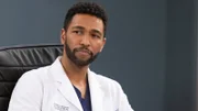 Hört aufmerksam zu: Anthony Hill als Dr. Winston Ndugu