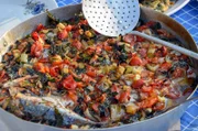 Die kleinen, getrockneten Tomaten der Insel werden auch für das Fischgericht Kollii plaki verwendet.