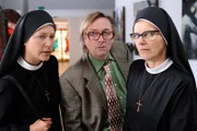 Schwester Hanna (Janina Hartwig, li.), Stolpe (Markus Hering) und Schwester Hildegard (Andrea Sihler, re.) lauschen an der Tür der Mutter Oberin.