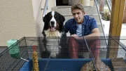 Fritz Fuchs (Guido Hammesfahr) und Keks schmieden einen Plan, wie sie den entwischten Goldhamster wiederfinden.