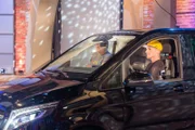Studiogast Janis McDavid zeigt Elton, wie er ohne Arme und Beine Auto fährt.