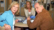 Entgeistert beobachten Anke (Maren Kroymann, li.), Hendrik (Gottfried Vollmer) und die Reisebüro-Angestellte (Stefanie Mensing), wie Claudia gerade beim vermeintlichen Ladendiebstahl erwischt wird.