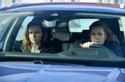 L-R: Die Kommissarinnen Karin Gorniak (Karin Hanczewski) und Leonie Winkler (Cornelia Gröschel) auf dem Weg zum Einsatz.