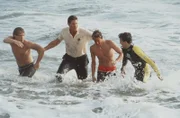 Mit Gewalt müssen Hobie (Jeremy Jackson, l.) und Mitch (David Hasselhoff, M.) zwei angetrunkene Jugendliche aus dem Wasser holen.