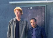 Semir (Erdogan Atalay) und Hartmut (Niels Kurvin) beobachten, wie Jan mit dem Wagen über sie hinwegspringt.