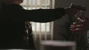 Frau bedroht eine andere Person mit einer Pistole