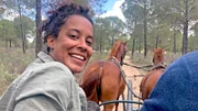 Auf einer spanischen Finca lernt Pia ein gezähmtes Marismeño-Pferd kennen. Ausreiten darf sie auf Principe.; Bei einer rasanten Kutschfahrt mit zwei gezähmten Marismeño-Pferden darf Pia selbst an die Zügel.