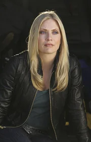 Um ihr eigenes Leben zu retten, musste Calleigh (Emily Procter) auf den Fahrer eines auf sie zurasenden Wagens schießen, der daraufhin eine Fußgängerin unter sich begraben hat.