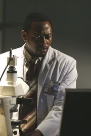 Dr. Eric Foreman (Omar Epps) und seine Kollegen stehen vor einem Rätsel: Ein junger Patient klagt über zahlreiche Beschwerden, die sich jedoch keinem Krankheitsbild zuordnen lassen. Jetzt ist Dr. House gefragt.