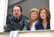 ARD HEITER BIS TÖDLICH - MÜNCHEN 7 FOLGE 20, "Asche", am Mittwoch (29.10.14) um 18:50 Uhr im ERSTEN. Helga Königbauer (Irm Hermann, M.) und Marvins Mutter, Klaudia Königbauer (Marisa Growaldt, r.) müssen mit ansehen, wie Marvin sich aus der Wohnung abseilt und vor Xaver (Andreas Giebel) zu flüchten.