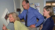 Alex (Wolke Hegenbarth, re.) kann es nicht fassen: Anke (Maren Kroymann) und Hendrik (Gottfried Vollmer) beobachten neugierig den Einzug der neuen Nachbarn...