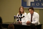 Müssen im Krankenhaus eine Pressekonferenz zur Rettung im Flugzeug geben: Meredith (Ellen Pompeo, l.) und Nathan (Martin Henderson, r.) ...