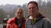 Vor dem Haus von Familie Bremicker soll aus einer Schotterfläche ein Garten entstehen. Die leidenschaftlichen Wintersportler wünschen sich, dass ihre vorhandene Ski-Gondel ins Konzept eingebunden wird. Frank Egger und René Pütz treten zu diesem Duell der Gartenprofis an. Im Bild: Frau und Herr Bremicker