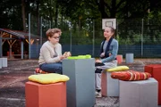Marlon (Matti Schneider) hat Heimweh und bittet Nesrin (Julie Marienfeld) um Rat.
