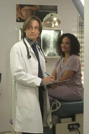 Carla (Judy Reyes , r.) versucht, schwanger zu werden und der nette neue Gynäkologe (Jay Kenneth Johnson, l.) rät ihr, einen Fruchtbarkeitstest zu machen, doch davor hat sie Angst ...
