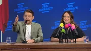 Gastgeber Max Giermann und Carolin Kebekus.  Die Verwendung des sendungsbezogenen Materials ist nur mit dem Hinweis und Verlinkung auf RTL+ gestattet.