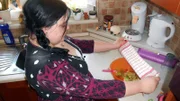 Tauschmutter Natascha (18) beim Salat machen